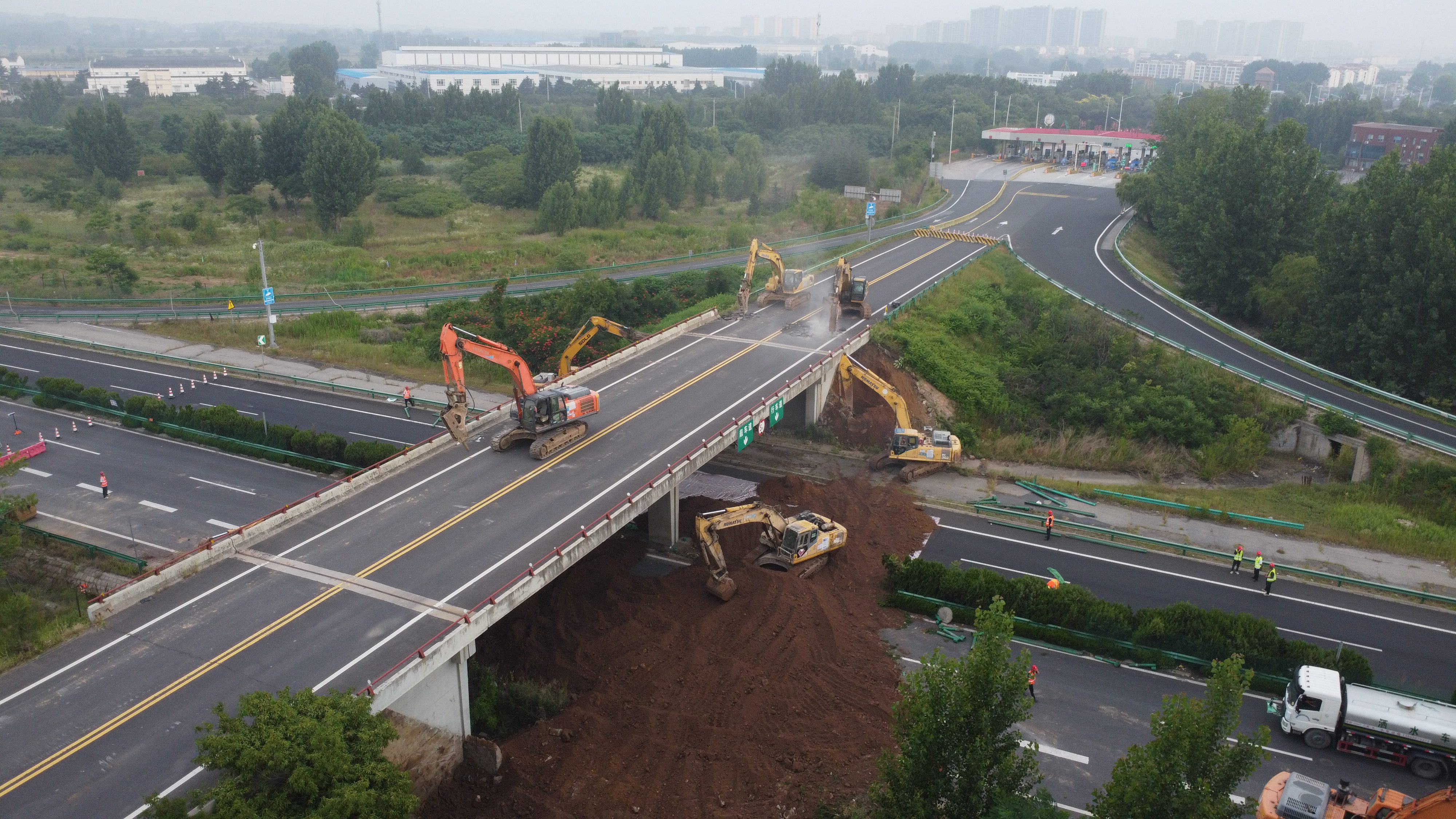 图1 青兰高速改扩建星空平台-星空online（中国）
跨线桥拆除现场